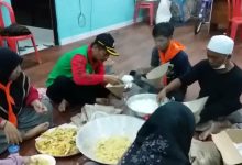 Wakil Wali Kota Banjarbaru Bantu Bungkus Nasi