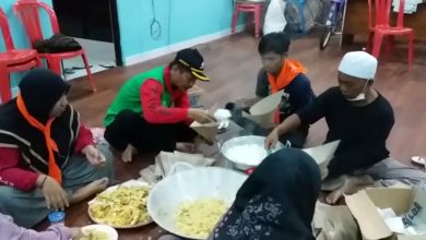 Wakil Wali Kota Banjarbaru Bantu Bungkus Nasi