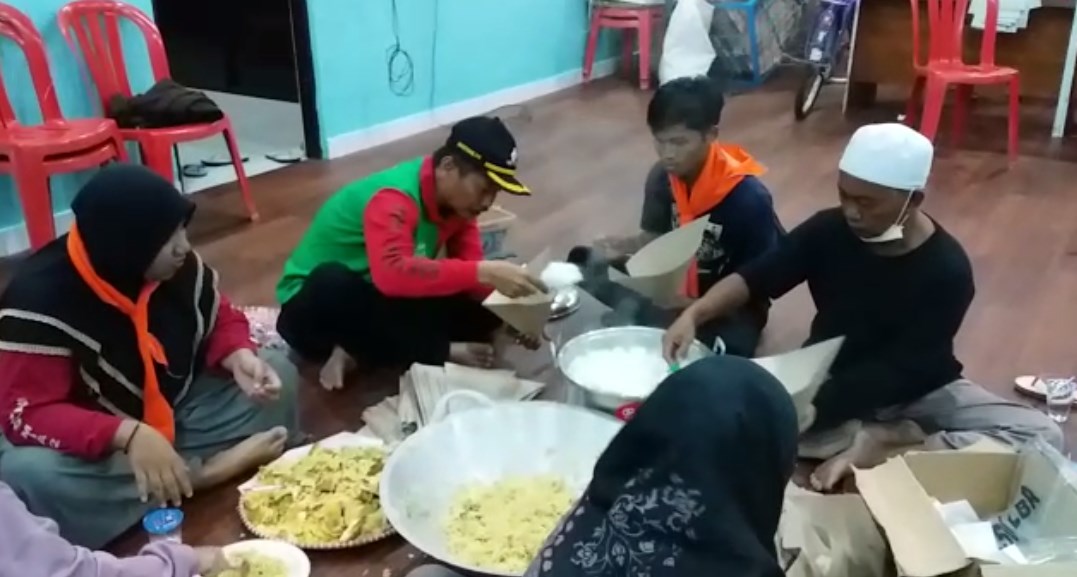 Wakil Wali Kota Banjarbaru Bantu Bungkus Nasi