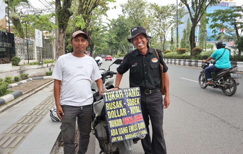 Mengais Cuan Dari Jasa Tukar Uang Pinggir Jalan