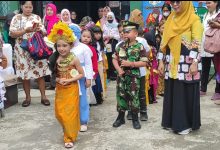 lomba fashion show, sejumlah anak menampilkan berbagai pakaian adat