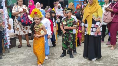 lomba fashion show, sejumlah anak menampilkan berbagai pakaian adat