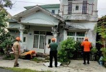 salah satu rumah di Komplek Surya Sakti Banjarmasin Barat miring dan nyaris roboh