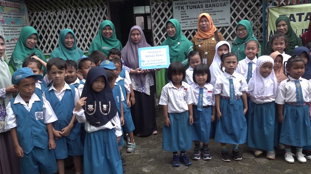 Ibu Wasilah Serahkan Buku Wakaf