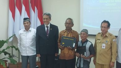 Kedua orang tua narapidana teroris atau napiter berinisal MNR dan SH menerima ijazah langsung dari direktur Universitas Terbuka Banjarmasin