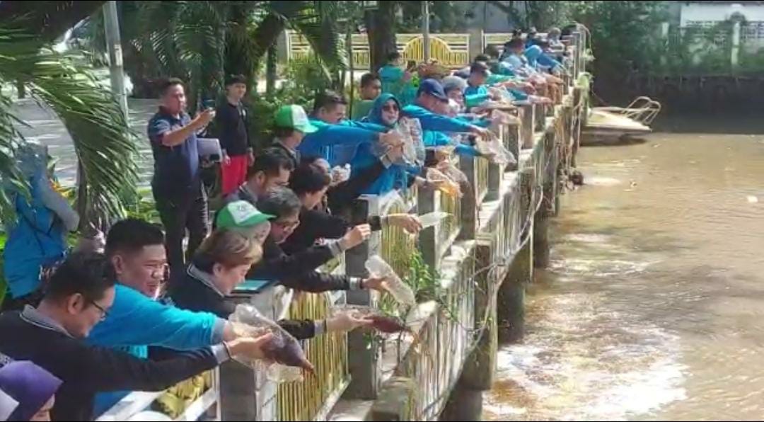 Penaburan cairan eco enzim ke Sungai Martapura di siring depan balai Kota Banjarmasin