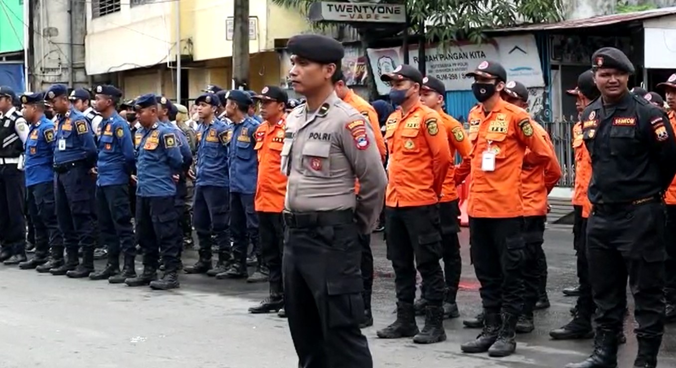 Petugas gabungan melaksanakan apel di depan pos induk Polresta Banjarmasin