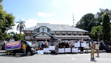 Ratusan Pedagang Unjuk Rasa di Depan Kantor DPRD Kotabaru