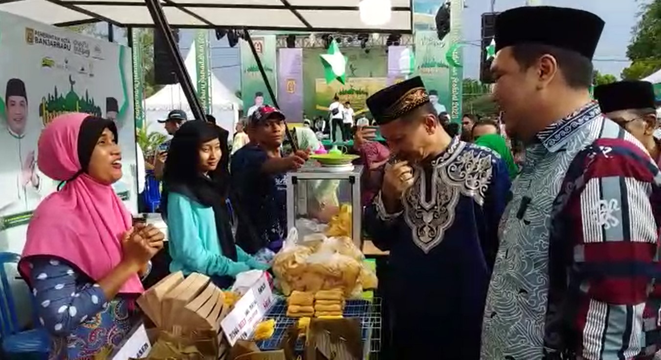 Wali Kota Banjarbaru Aditya Mufti Ariffin bersama wakilnya Wartono, di Pasar Wadai Banjarbaru, Lapangan Murjani