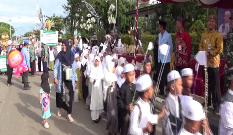 Sambut Ramadhan Ratusan Santri Ikuti Pawai Taaruf Keliling Kota Pelaihari