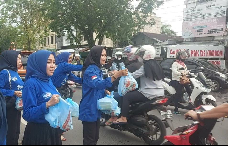 Pdri Kalsel Bagikan Takjil Di Pantai Asuhan Dan Pengguna Jalan 1653