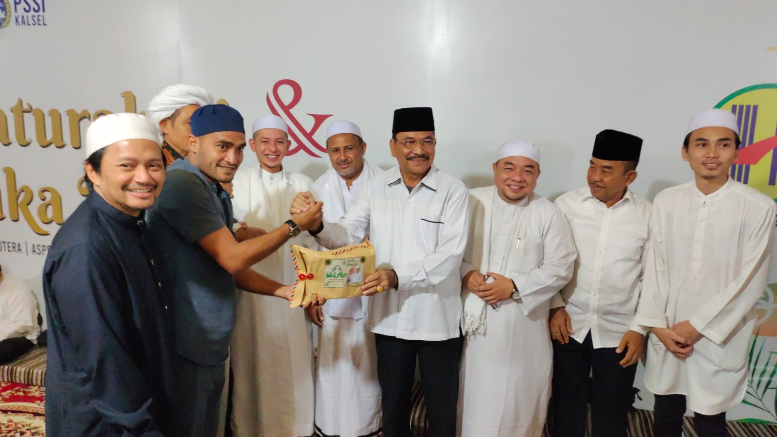 Ketua DPRD Provinsi Kalimantan Selatan, Supian HK, menyerahkan bonus untuk skuad Barito Putera