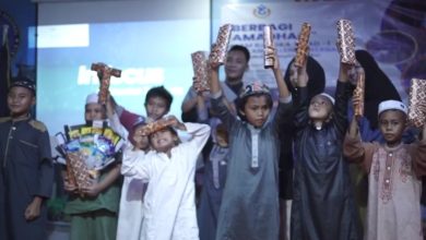 Komunitas Gembira berkolaborasi dengan Rumah Amal Ukhuwah, memberikan bingkisan kepada anak yatim
