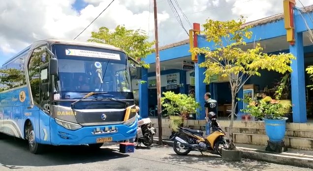 Suasana di terminal 6 Km Banjarmasin diramaikan arus balik mudik