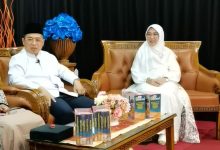 Wali Kota Banjarmasin, H Ibnu Sina bersama ibu TP-PKK Ibu Hj Siti Wasilah