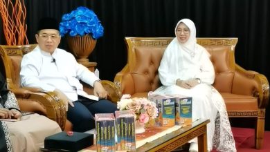 Wali Kota Banjarmasin, H Ibnu Sina bersama ibu TP-PKK Ibu Hj Siti Wasilah