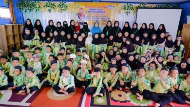 bunda PAUD Kota Banjarmasin, Hj. Siti Wasilah bersama anak didik dari PAUD Ummul Qura