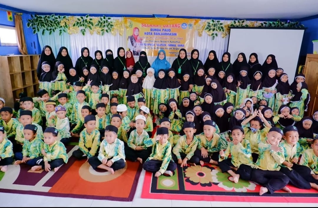 bunda PAUD Kota Banjarmasin, Hj. Siti Wasilah bersama anak didik dari PAUD Ummul Qura