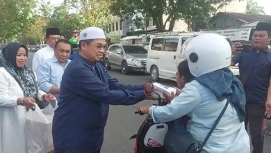 ketua DPD Demokrat Kalsel, Ibnu Sina ikut membagikan takjil gratis