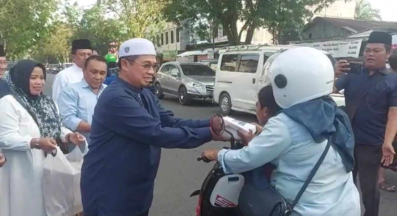 ketua DPD Demokrat Kalsel, Ibnu Sina ikut membagikan takjil gratis