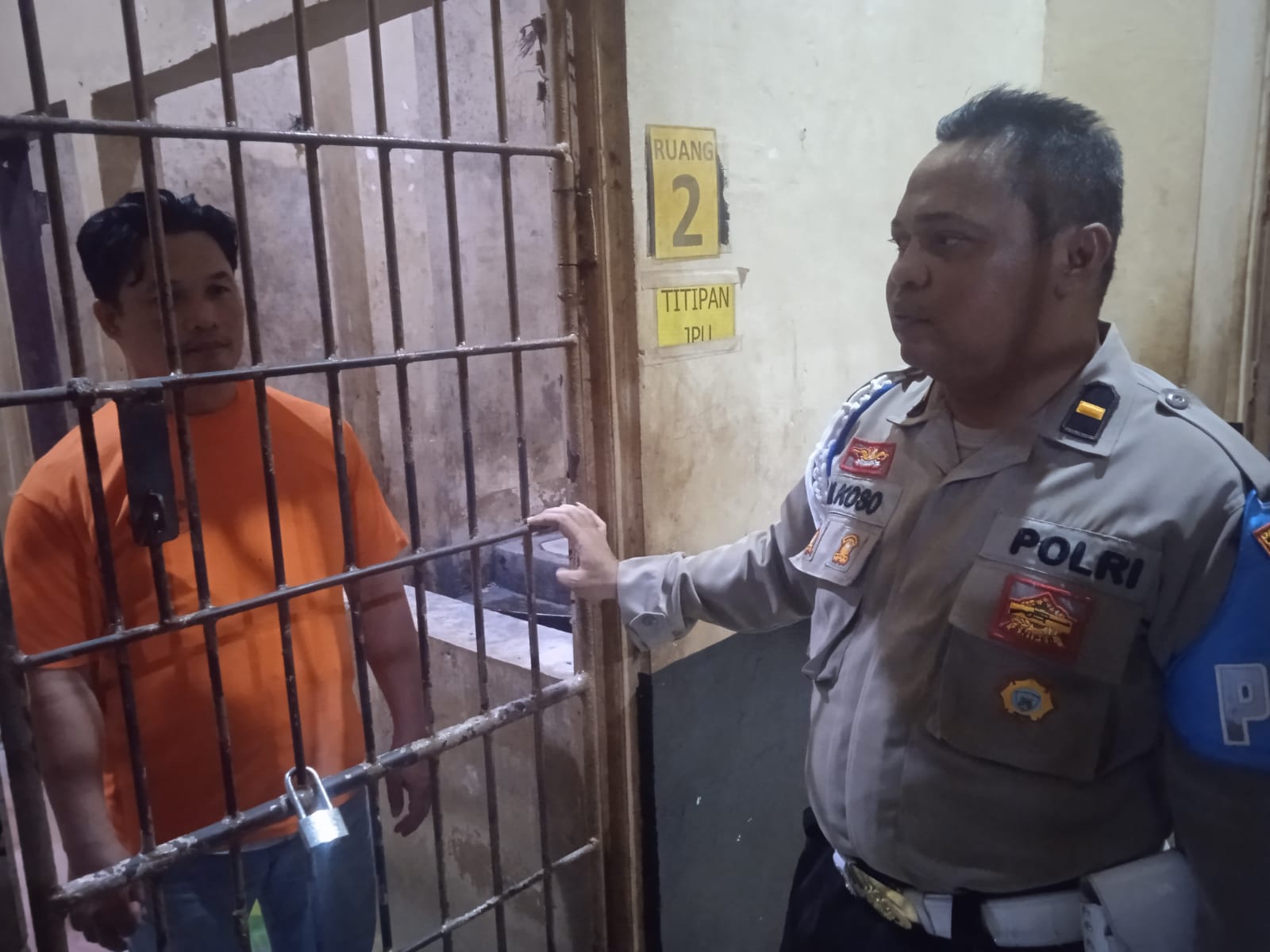 Bripka JD, polisi yang berdinas di wilayah hukum Polresta Banjarmasin, saat ditahan di propam Polresta Banjarmasin