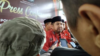 kader DPD PDI Perjuangan Kalimantan Selatan menyambangi kantor KPU Kalsel