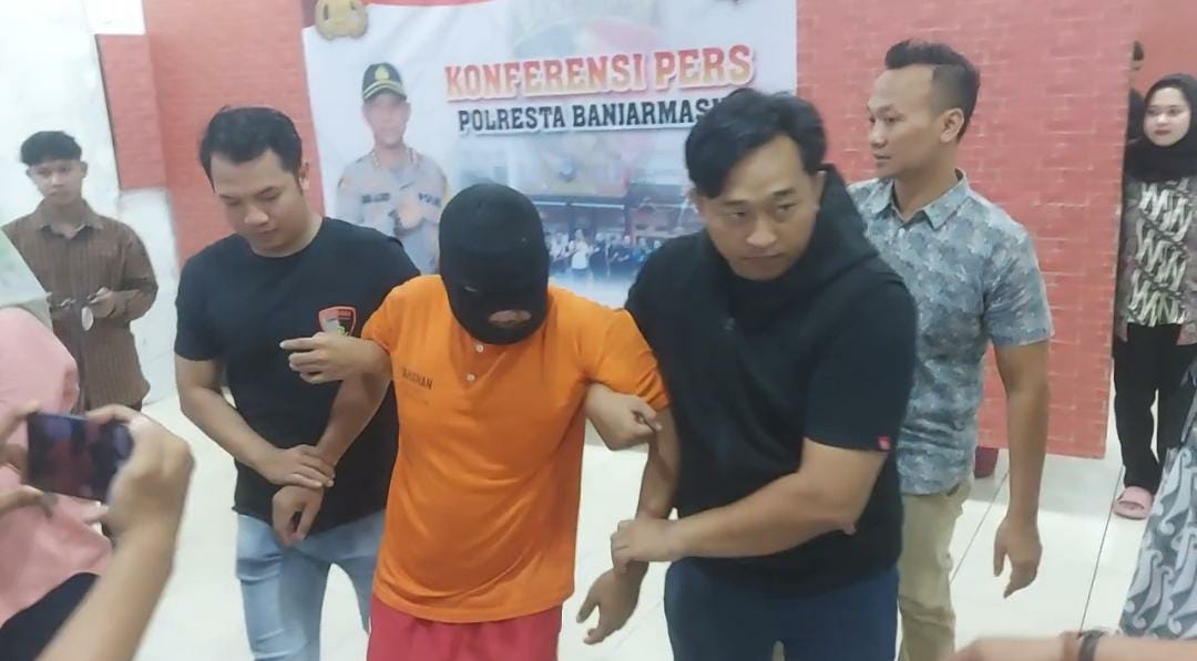 pelaku pembobolan toko mas ratna di bopong oleh petugas, dalam konfrensi pers