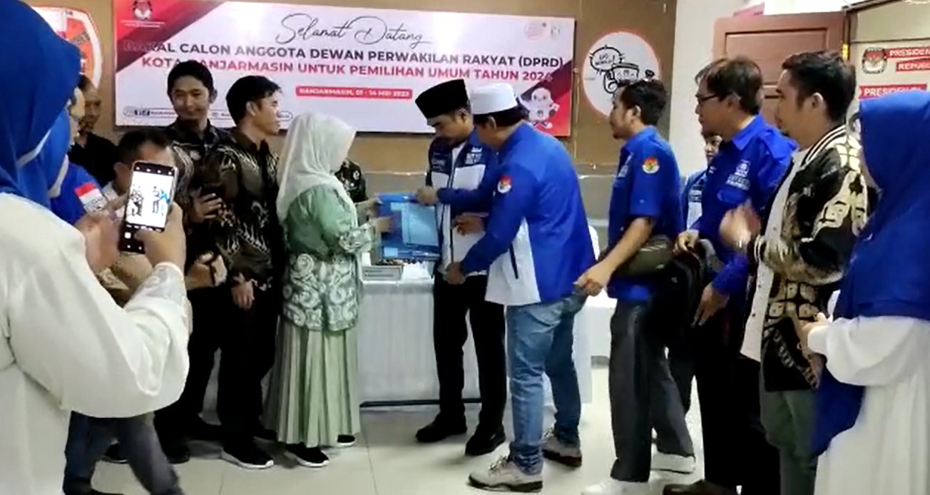 pengurus DPD PAN menyambangi kantor KPU Kota Banjarmasin