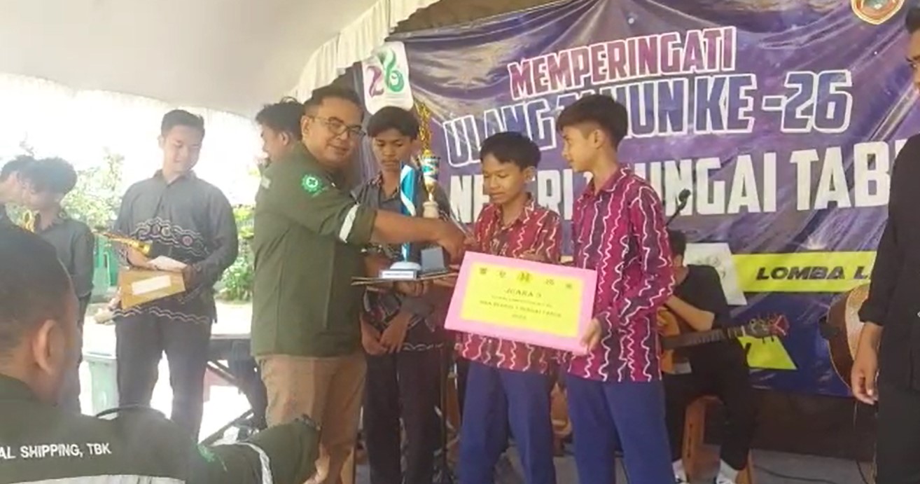 penyerahan hadiah dari pihak sponsor kepada para siswa, dalam rangka HUT SMAN 1 Sungai Tabuk