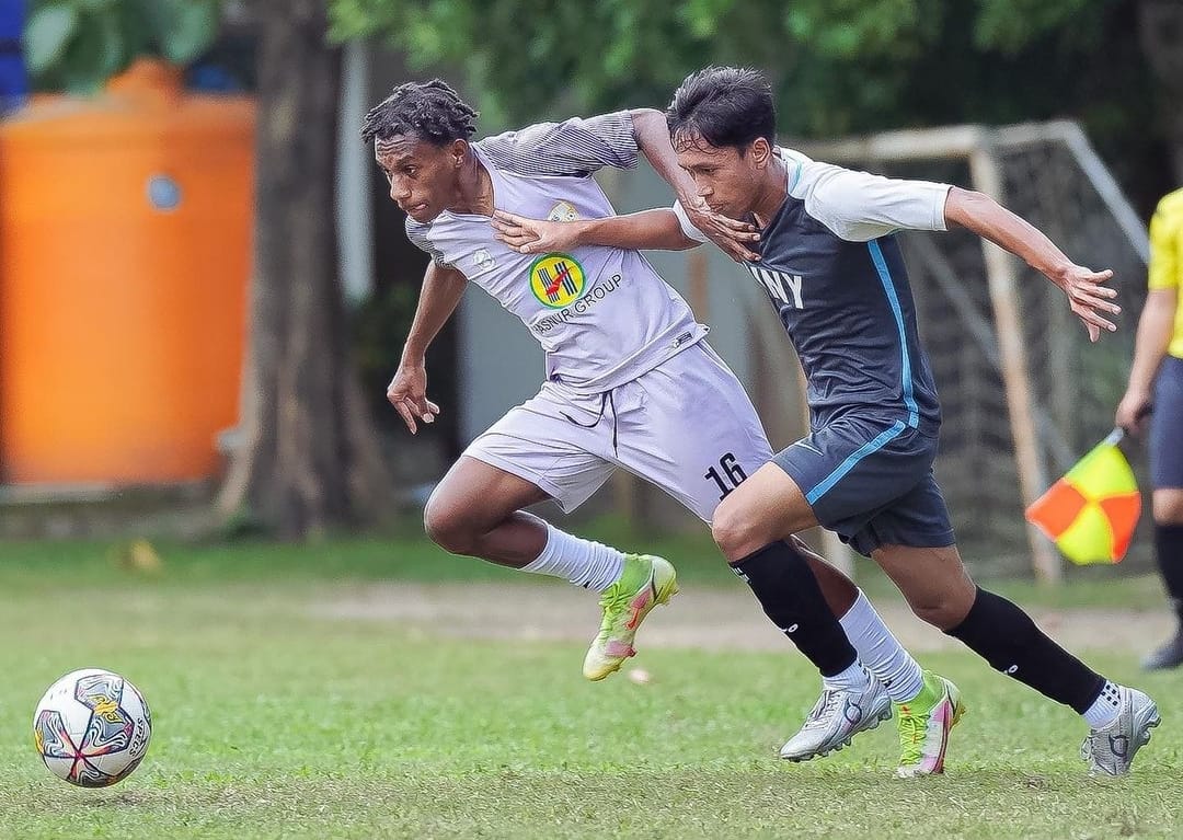 Barito Putera menjalani latihan bersama klub lokal UNY beberapa saat yang lalu