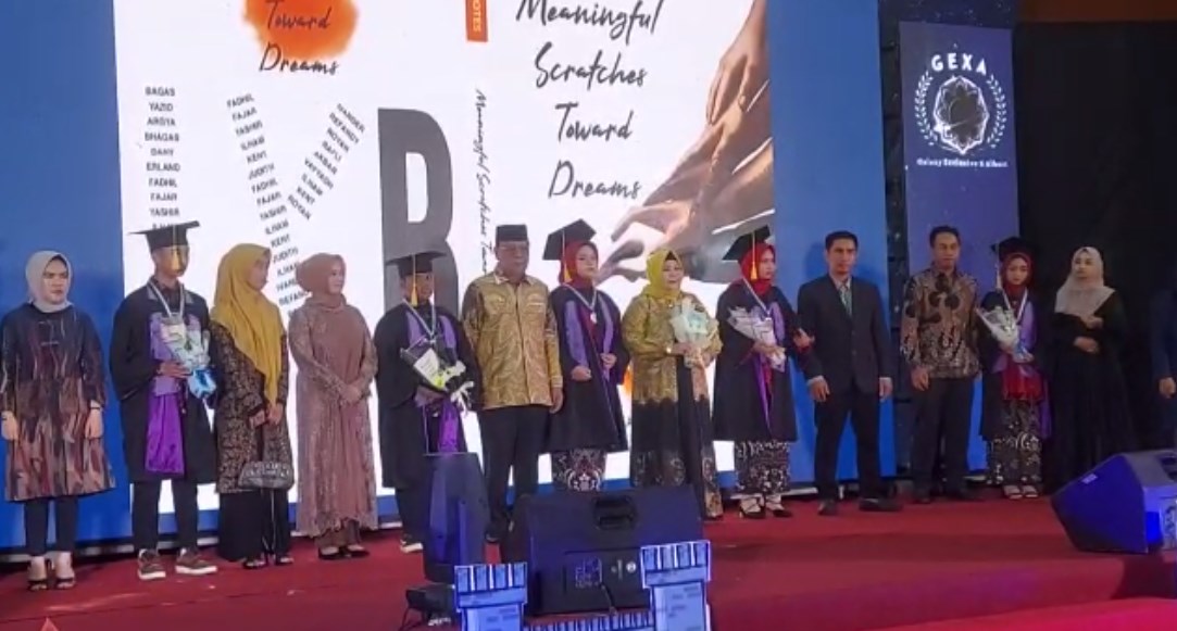 Gubernur Kalsel, H. Sahbirin Noor beserta istri Raudhatul Jannah, hadir dalam kegiatan perpisahan SMP Global Islamic Boarding School