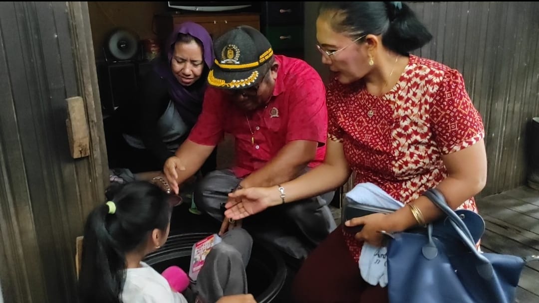 Ketua Komisi Empat DPRD Kota Banjarmasin, Saut Nathan Samosir. Saat menjenguk kondisi Agustina