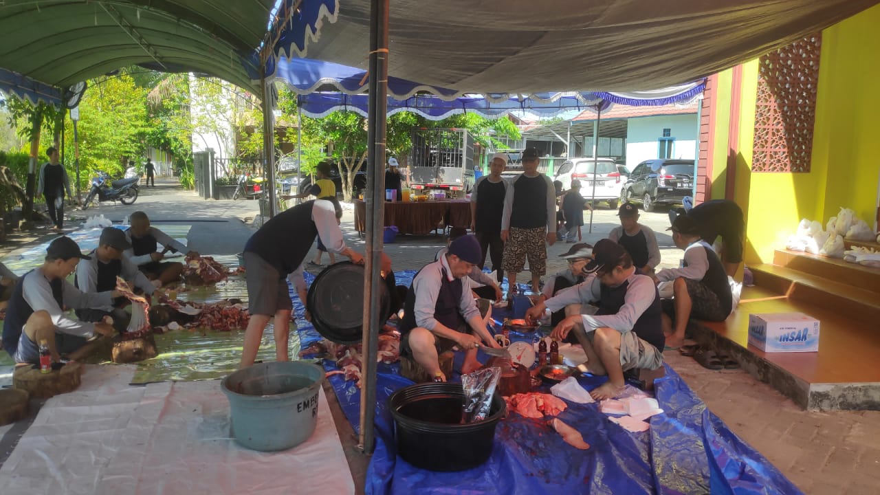 Panitia dan warga RT 21 saling bergotong royong dan bekerja sama saat melakukan penyembelihan ibadah kurban