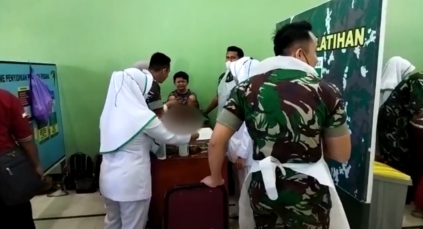 Sejumlah tenaga medis dan anggota Denpom VI2 Banjarmasin memegangi seorang anak yang akan disunat