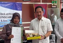 UMKM di Kabupaten Banjar menerima sertifikat halal yang diserahkan oleh anggota DPRD Kalsel