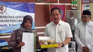 UMKM di Kabupaten Banjar menerima sertifikat halal yang diserahkan oleh anggota DPRD Kalsel