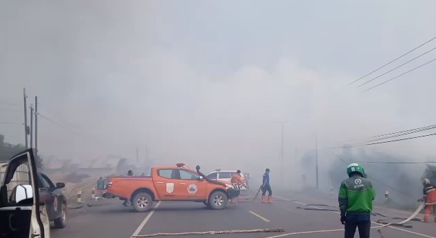 jalan Ahmad Yani penghubung utama Kota Banjarmasin, Banjarbaru, dan Tanah Laut tertutup asap tebal
