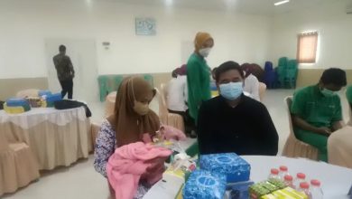 pasangan suami istri Nasrullah dan Siti Maisyarah menggendong bayi Mariam yang selamat dari penyakit Gastroschisis