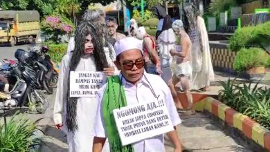 pendemo menggunakan kostum mahkluk astral di bundaran Banjarbaru