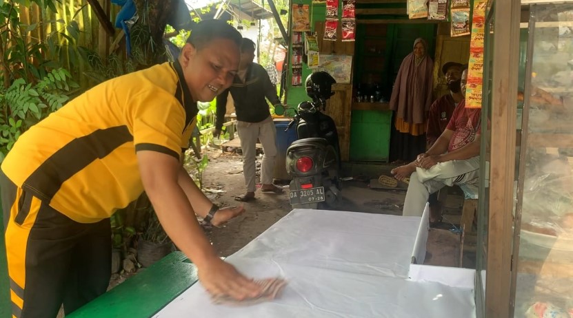 personel Polsek Banjarmasin Utara melakukan aksi bersih-bersih di lingkungan Masjid Sultan Suriansyah