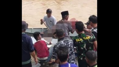 proses evakuasi mayat korban diterkam buaya hingga tenggelam oleh warga dan aparat setempat
