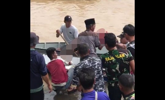 proses evakuasi mayat korban diterkam buaya hingga tenggelam oleh warga dan aparat setempat