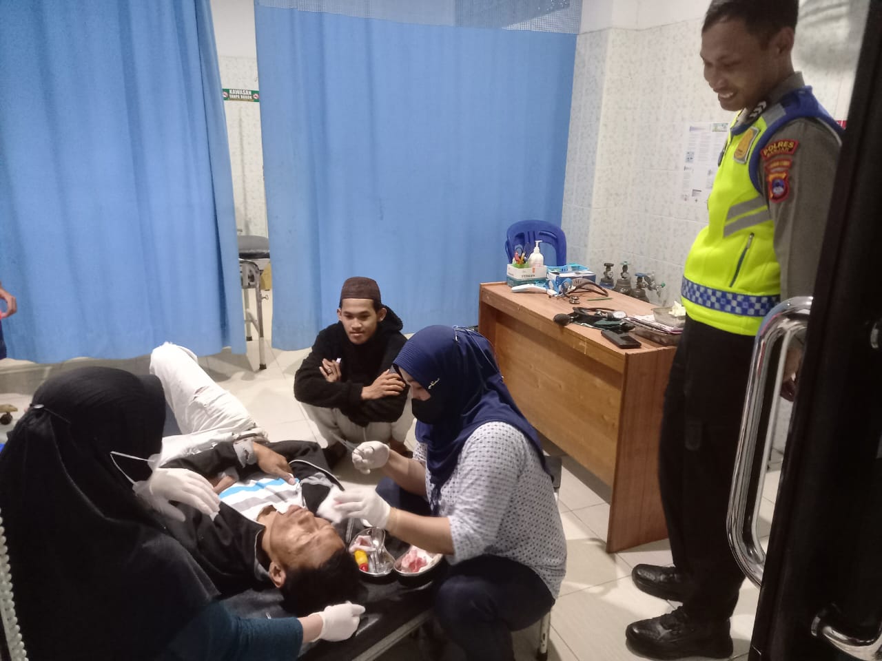 Kondisi tidak berdaya, Bahrani menjalani perawatan di Puskesmas 2 Sungkai, sesaat setelah mengalami kecelakaan tunggal