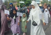 Puluhan siswa TK Aisyiyah Bustanul Athfal 28 tampak semangat mengikuti kegiatan jalan santai dan pawai
