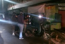 Satpol PP Kota Banjarmasin terlihat mengamankan perempuan diduga PSK di kawasan Pasar Sudimampir