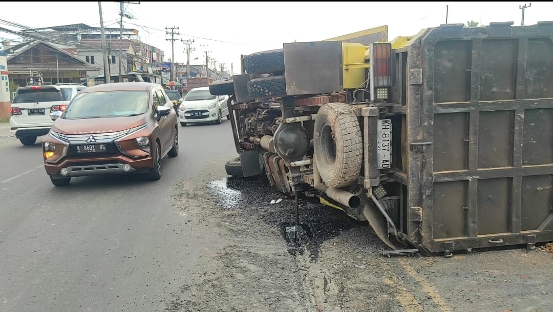 Truk Bermuatan Material Tanah Terbalik di Jalan Trans Kalimantan, Handil Bakti