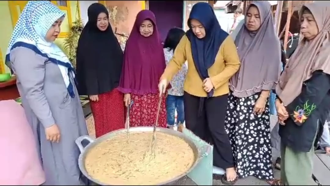 Warga Teluk Tiram Olah Bubur Asyura