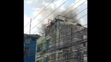 kebakaran di atas salah satu bangunan Ruko di kawasan Ahmad Yani (foto : relawan)