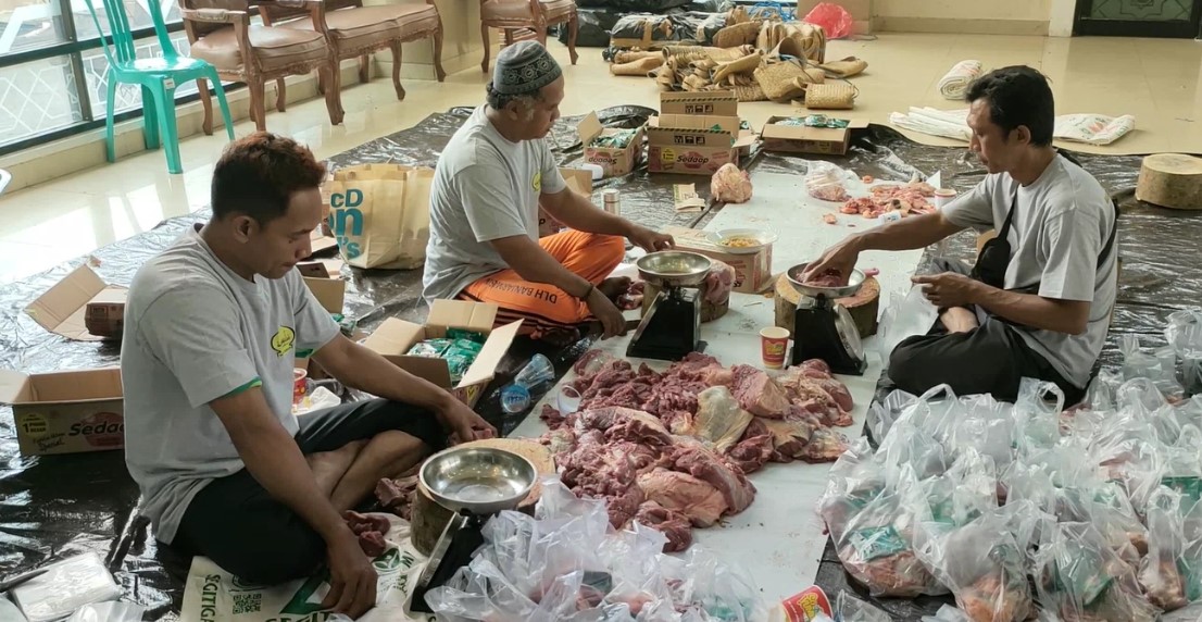 pemotongan daging kurban oleh panitia penyembelihan di Mesjid Raya Sabilal Muhtadin