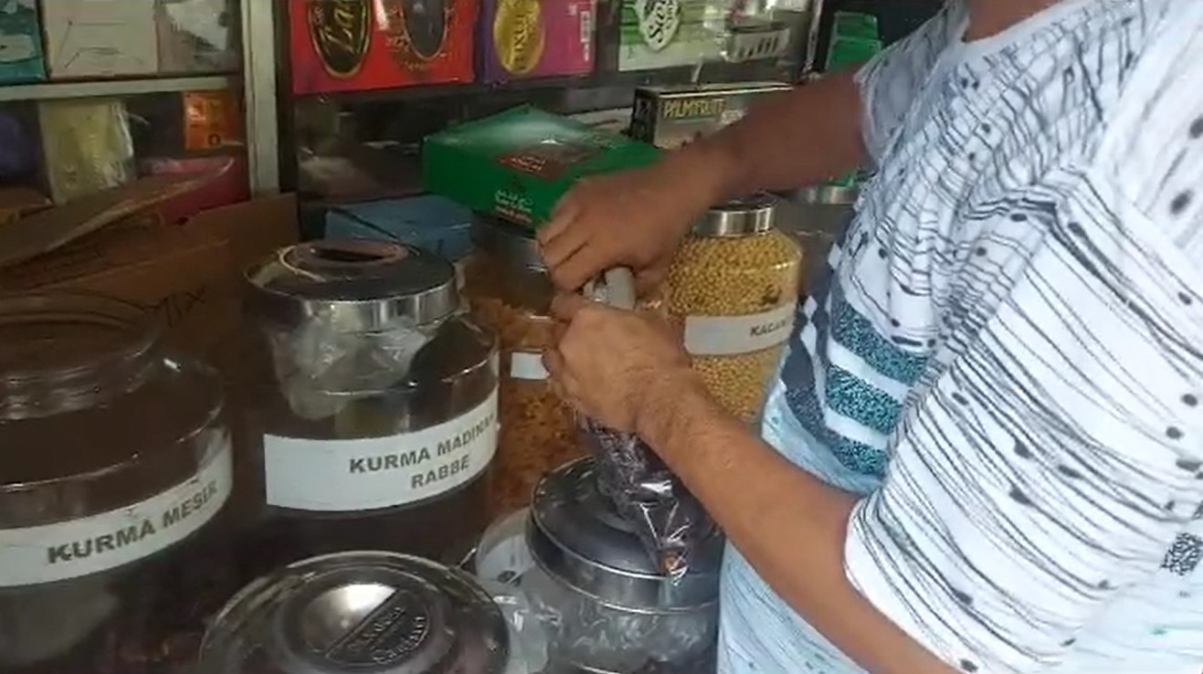 penjual oleh-oleh haji di Pasar Sudimampir Banjarmasin